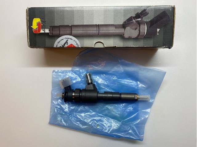 Форсунка дизельна в зборі, розпилювач + тримач 0445110135 BOSCH