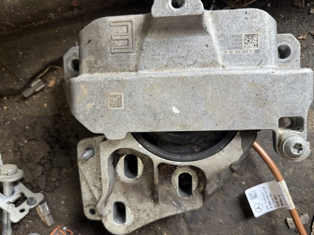 Подушка (опора) двигуна, ліва A2432402500 MERCEDES