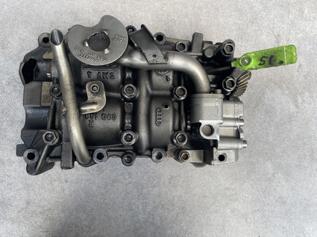 Насос маслозакачуючий 03G103537B VAG