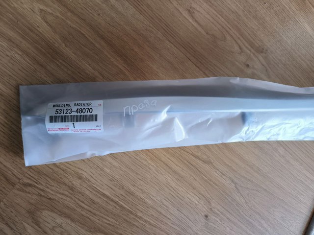 Молдинг решітки радіатора, правий 5312348070 TOYOTA