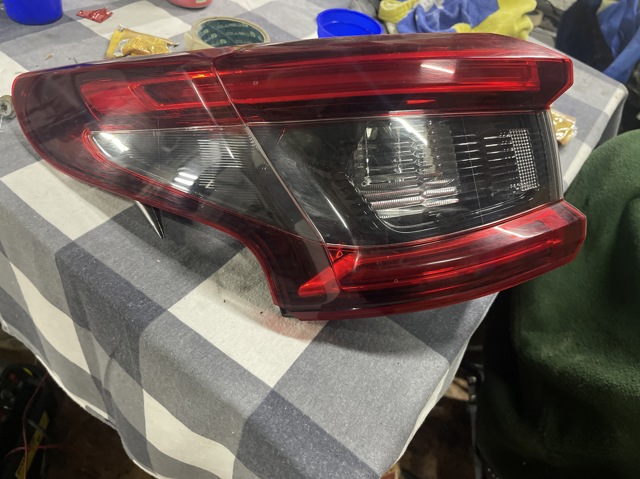 Задня ліва зовнішня фара 26555HV00A NISSAN