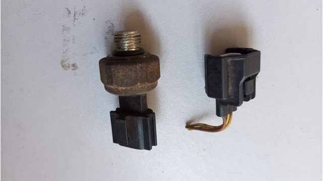 Датчик тиску олії ГПК MR594646 MITSUBISHI