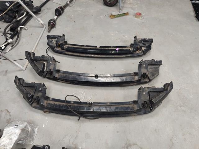 Кронштейн бампера переднього, центральний LR094157 LAND ROVER