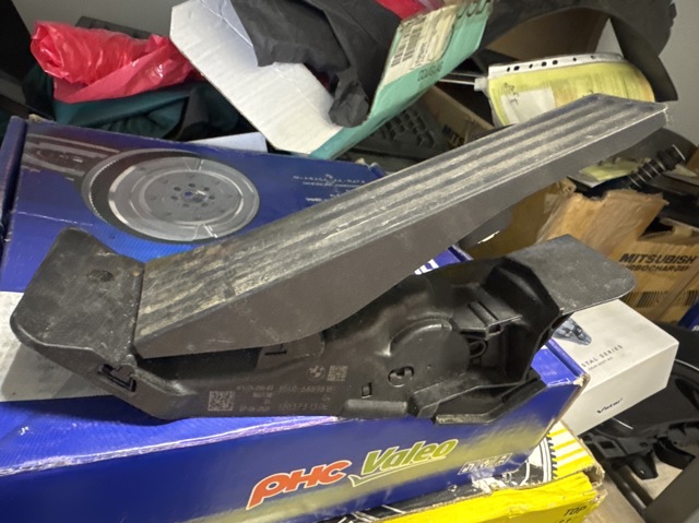 Підаль газу 35406889818 BMW
