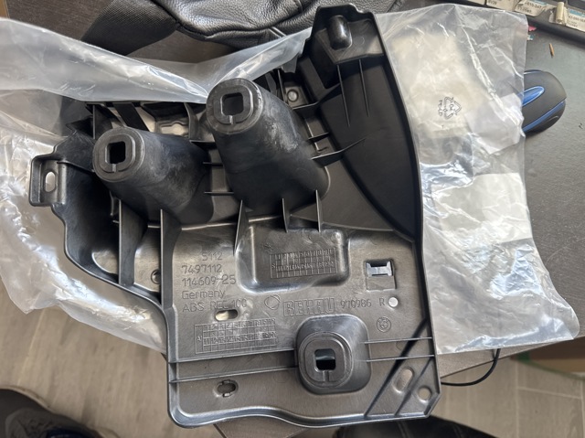 Направляюча заднього бампера, права 51127497112 BMW