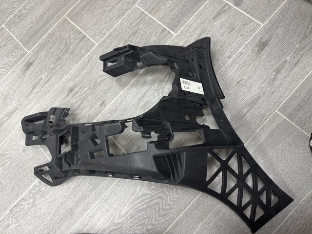 Кронштейн кріплення бампера переднього правий A2128854865 MERCEDES