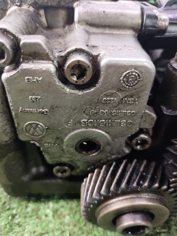 Насос маслозакачуючий 03L115105F VAG