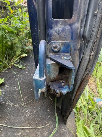 Шарнір передніх лівих дверей 1K0831411Q VAG