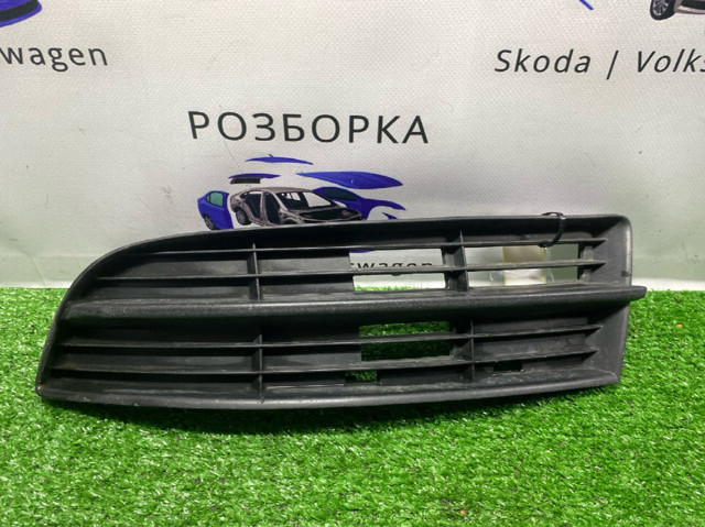 Решітка протитуманних фар ліва 1T0853665 VAG
