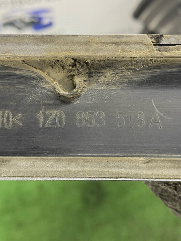 Молдинг передньої правої двері 1Z0853518A VAG