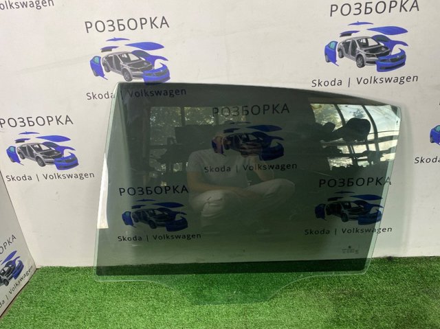 Скло задньої двері лівої 1Z5845205B VAG