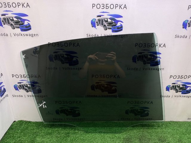Скло задньої двері правої 1Z5845206C VAG