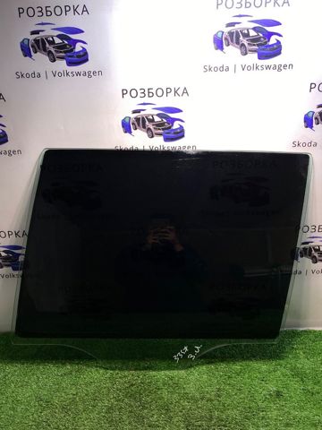 Скло задньої двері лівої 1Z9845205A VAG