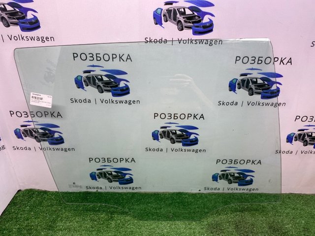 Скло задньої двері правої 1Z9845206A VAG