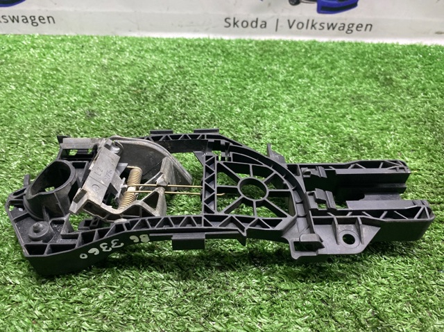 Тримач зовнішньої ручки дверей, передньої лівої 3C0837885G VAG