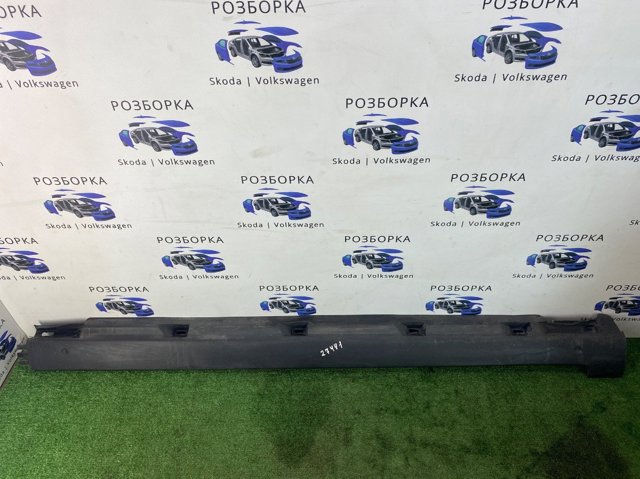 Накладка зовнішня (молдинг) порога, правий 3C0853856B VAG