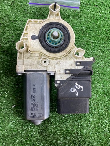 Моторчик склопідйомника двері задніх, правих 3C9959704 VAG