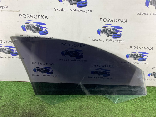 Скло та ущільнювачі скла вітрового правого/лівого 3T0845201B VAG
