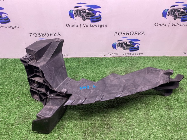 Кронштейн-адаптер кріплення фари передньої, лівої 4M0805607 VAG