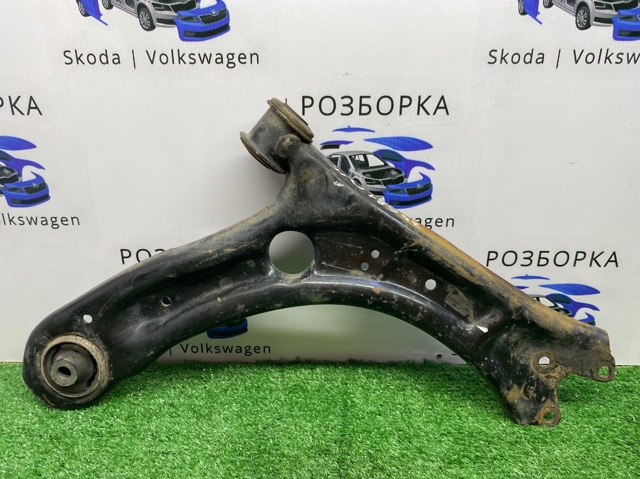 Правий важіль передній нижній підвіски 561407152C VAG