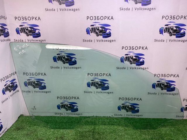 Скло пасажирських дверей 561845202 VAG