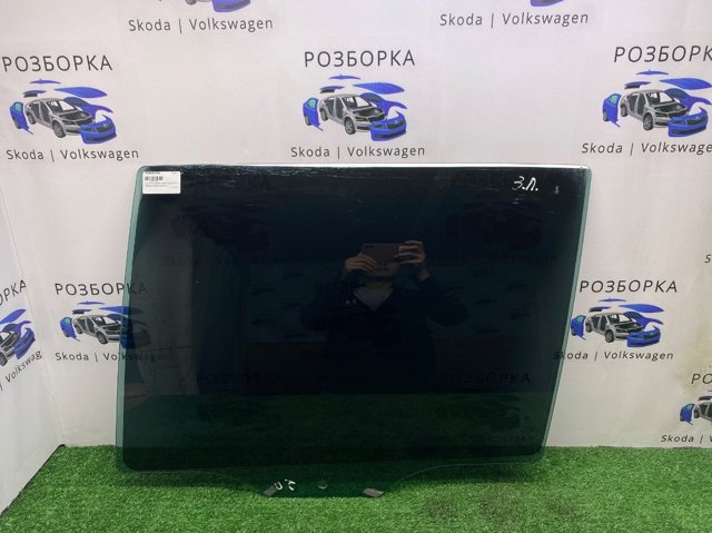 Скло задніх дверей, лівих 5E9845205B VAG