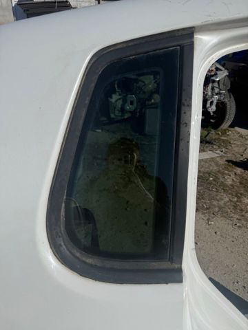 Скло багажного відсіку, праве 5N0845042S VAG