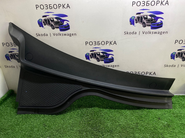 Решітка склоочисників, права 5N1819404 VAG