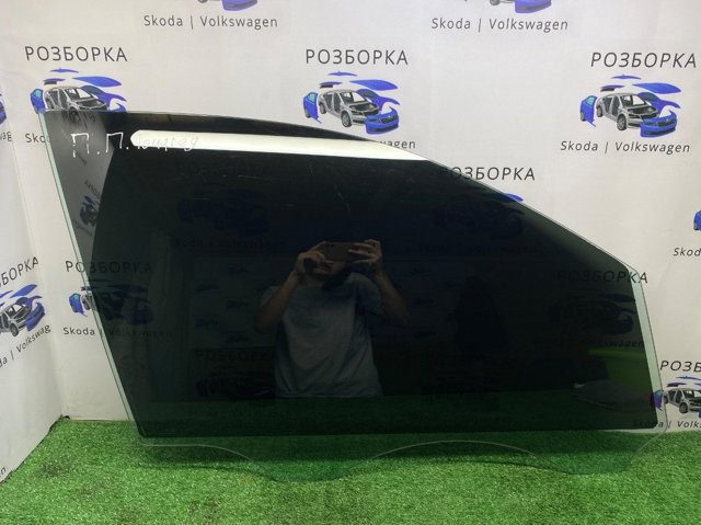 Скло пасажирських дверей 7L0845202F VAG