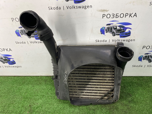 Охолоджувач наддувочного повітря 7L6145803C VAG