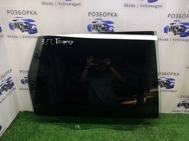 Скло задньої двері правої 7P6845026A VAG