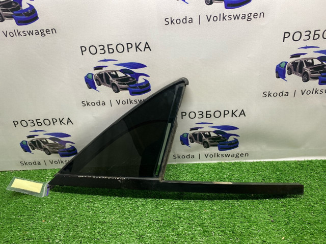 Куточок задніх правих дверей 7P6845114 VAG