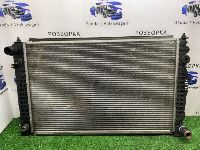 Радіатор системи охолодження двигуна 8D0121251BB VAG