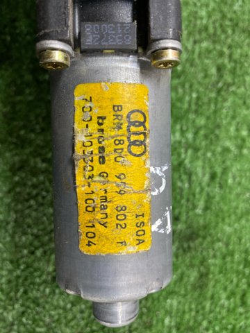 Мотор склопідйомника дверей передніх, правих 8D0959802F VAG