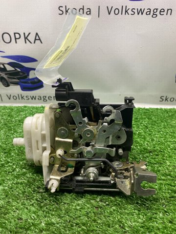 Замок дверей водія 8D1837015F VAG