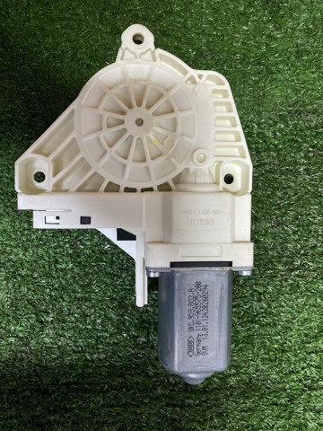 Двигун склопідіймача двері передньої, правої 8K0959802A VAG