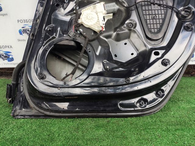 Двері пасажирські задні праві 8K9833052D VAG