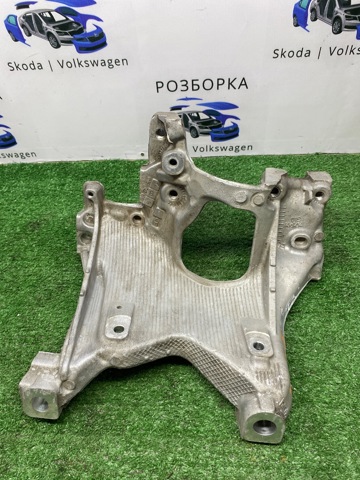 Кронштейн передньої балки 8W0399295E VAG