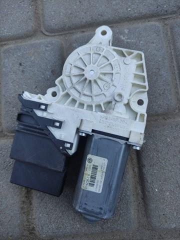 Моторчик склопідйомника двері задніх, правих 3C9959704 VAG