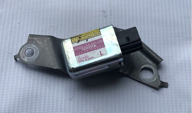 Датчик Ейрбег передній 8983448020 TOYOTA
