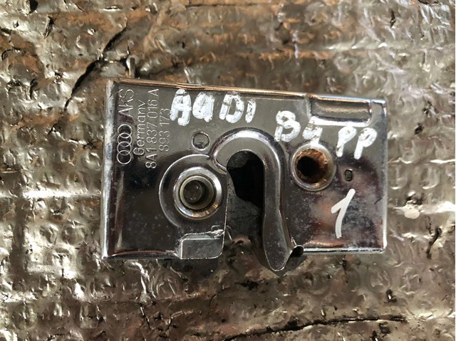 Замок передніх пасажирських дверей 8A1837016A VAG