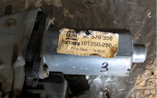 Двигун склопідіймача двері передньої, правої 90579356 GM