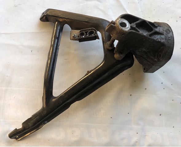 Кронштейн подушки (опори) двигуна, лівої A6112230704 MERCEDES