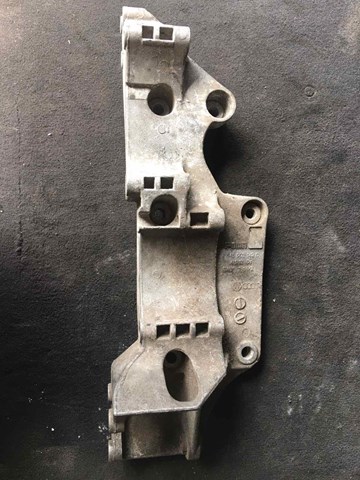 Кронштейн кріплення генератора R045903143C VAG