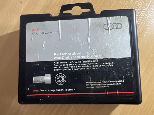 Колісний болт 4F0071455 VAG