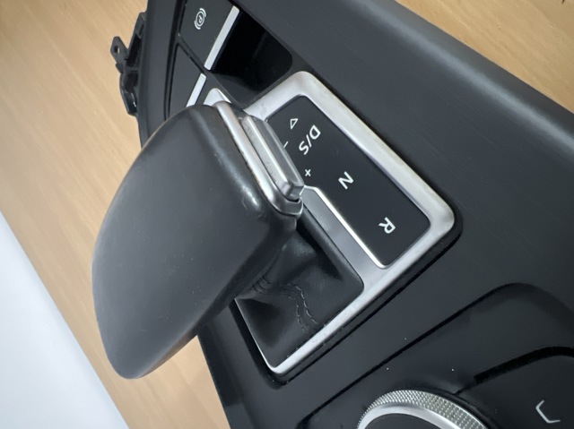 Ручка важеля коробки передач 4M1713139F1KT VAG