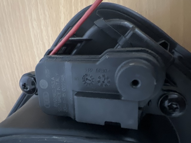 Мотор-привід відкриття лючка бака 8V0862153A VAG