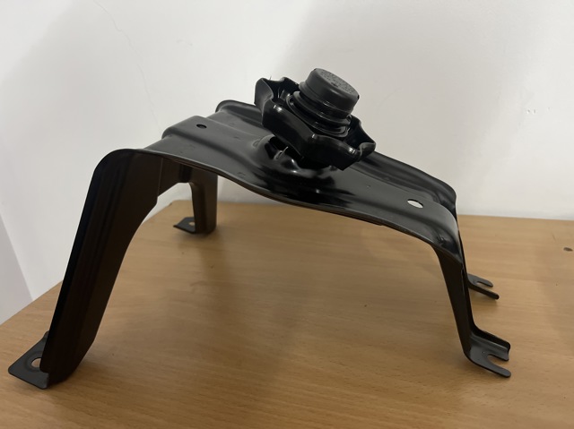 Болт кріплення запасного колеса 8W0803899 VAG