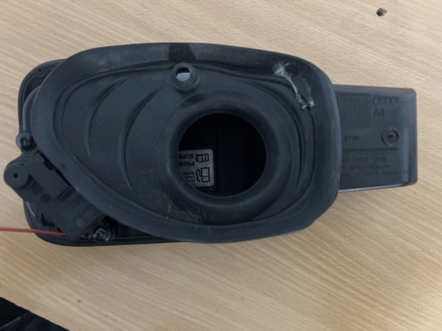 Горловина бензобака 8W0809906 VAG