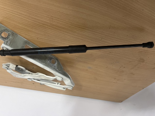 Стійка капота 8W0823359A VAG